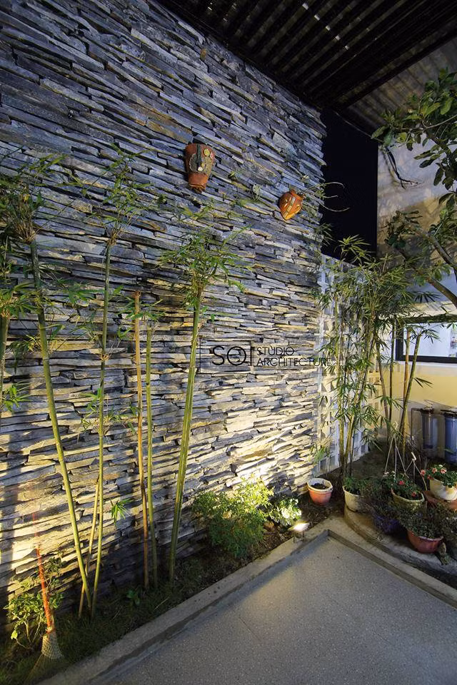 Nhờ cây xanh mà bức tường đá vững chãi không còn dáng vẻ nặng nề, thô kệch.