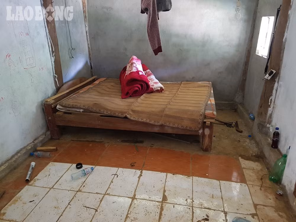 Bên trong đồ đạc khá sơ sài, chỉ có một chiếc giường ngủ.
