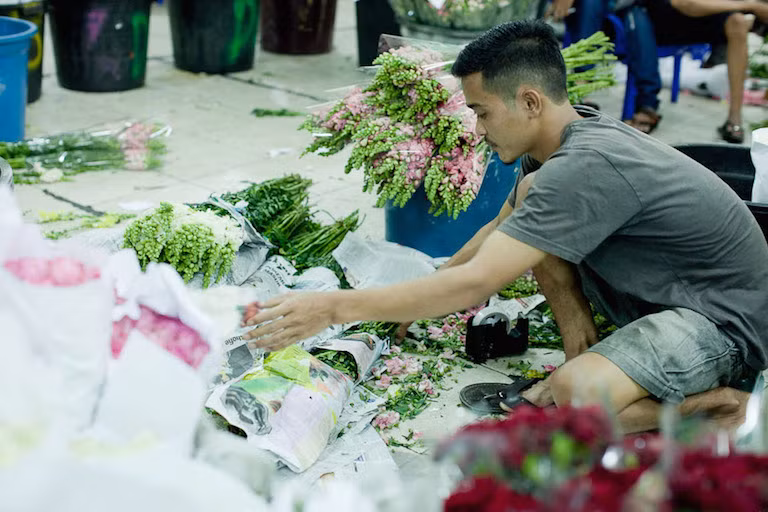 Hoạt động tại chợ Pasar Rawa Belong chia làm 2 loại: từ 2h – 6h sáng là hoa tươi từ Subakumi và Bandung, Tây Java chuyển đến. Từ 16h chiều đến 21h là các loại hoa tươi của những người nông dân từ Sumatra. Ảnh: Printest.