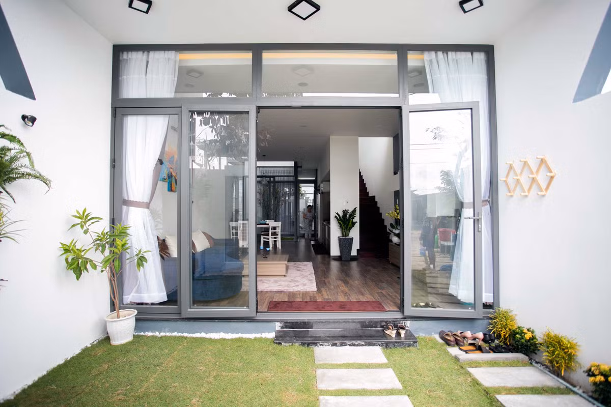 Cửa kính lớn lấy ánh sáng cho toàn bộ ngôi nhà.