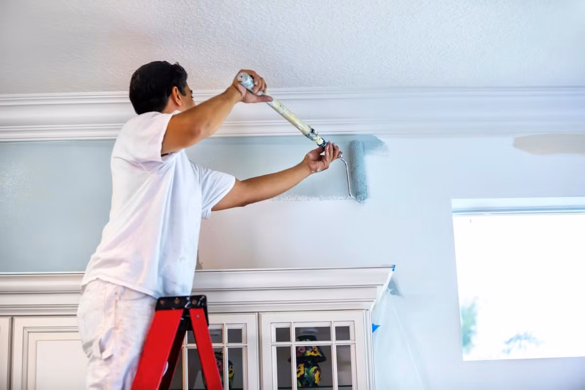 Nên sơn từ trên trần xuống mép sàn nhà. Sơn đến đâu xong đến đó, tránh tình trạng sơn cách quãng, màu sơn sẽ không đều thành từng mảng. Ảnh: Internet.