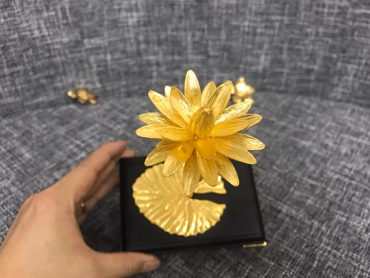Để đúc được bông hoa súng này, các thợ lành nghề phải trải qua nhiều công đoạn khác nhau, từ thiết kế 3D, tạo mẫu sáp, cân chỉnh tỷ lệ, kích thước cho phù hợp với trọng lượng vàng.