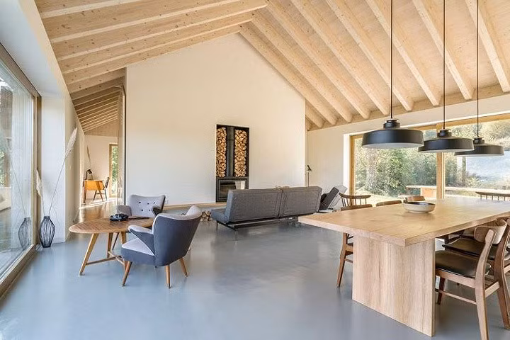 Phòng sinh hoạt chung rộng rãi được bố trí sofa phòng khách, bàn tròn ngồi ngắm cảnh, bàn ăn, bếp nấu...