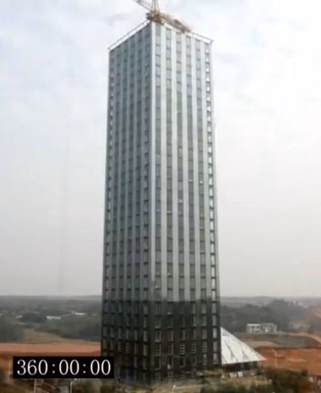 Công nhân mất 46 tiếng để hoàn tất cấu trúc chính và 90 tiếng để hoàn thiện tòa nhà cao tầng. Ảnh: Youtube.