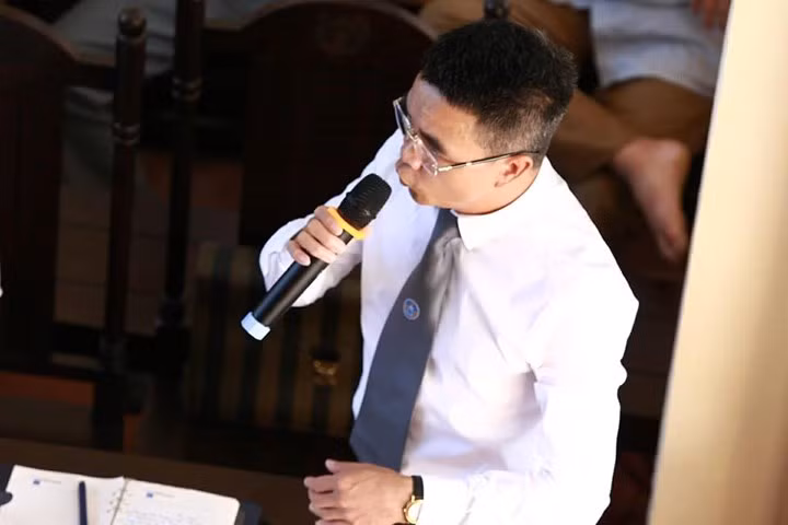 Trong phiên tòa sáng 18/5, luật sư Nguyễn Hoàng Trung (bảo vệ quyền lợi các nạn nhân tử vong) xin đính chính lại, đồng thời công bố ca tử vong thứ 9 trong vụ chạy thận ở Hòa Bình và được HĐXX chấp nhận.