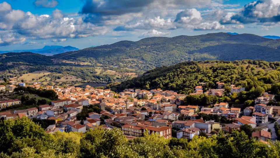 Thuộc vùng núi Barbagia của hòn đảo Địa Trung Hải Sardinia, Ý, thị trấn Ollolai nổi tiếng với vẻ đẹp hoang sơ và thanh bình.