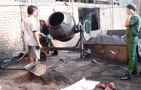 Vào thời điểm kiểm tra, lực lượng chức năng phát hiện xưởng chế biến cà phê của gia đình bà Nguyễn Thị Loan (ở thôn 13, xã Đắk Wer, huyện Đắk R’lấp, tỉnh Đắk Nông) có hàng chục tấn cà phê bẩn đã được trộn lẫn với đất, bột đá. Ảnh: Vietnamnet.
