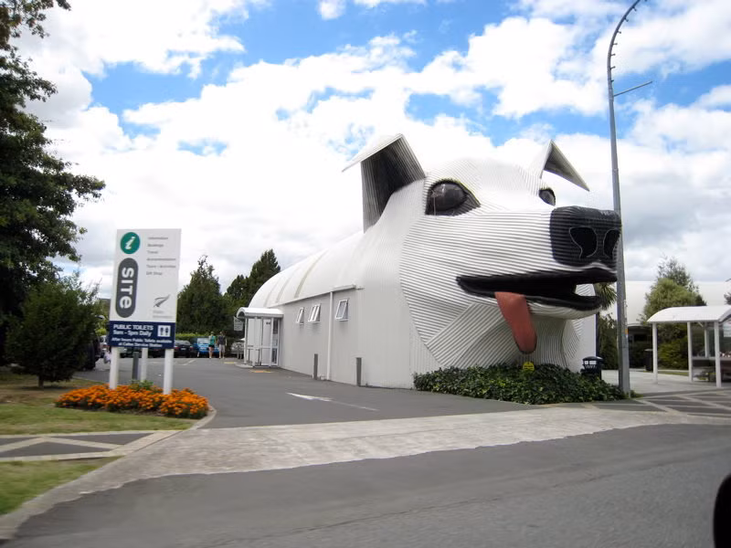 Tòa nhà hình cún cưng ở thị trấn Tirau (New Zealand) là trung tâm thông tin du lịch.