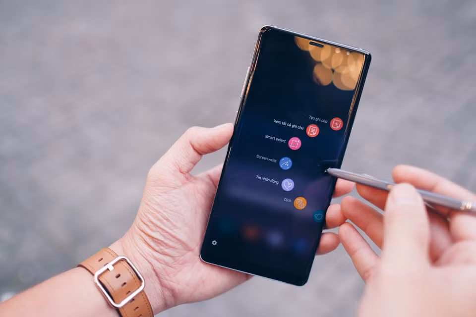 Bút S-Pen thế hệ mới tiếp tục là điểm nhấn của Note 8 tím khói với khả năng cảm nhận 4.096 mức lực nhấn, tạo độ dày mỏng tùy người viết, hỗ trợ dịch thuật trực tiếp một đoạn văn bản dài, gửi tin nhắn trực tiếp Live Messages dưới dạng ảnh GIF. Ảnh: Duy Tín.
