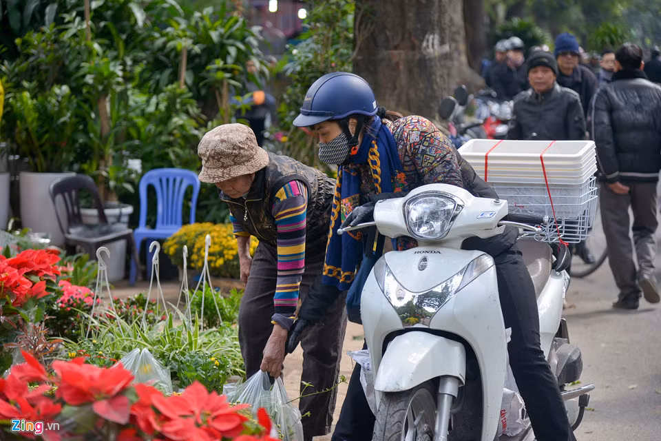 Con phố vốn nhỏ hẹp, không có chỗ gửi xe nên người mua thường ngồi luôn trên xe trao đổi mua bán.