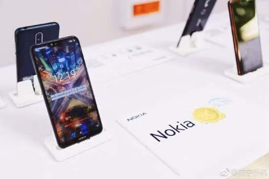 Máy sẽ được cài đặt sẵn với Android 8.1 Oreo khi ra mắt và có ba màu để người dùng lựa chọn gồm: màu đen, bạc, trắng và xanh dương.