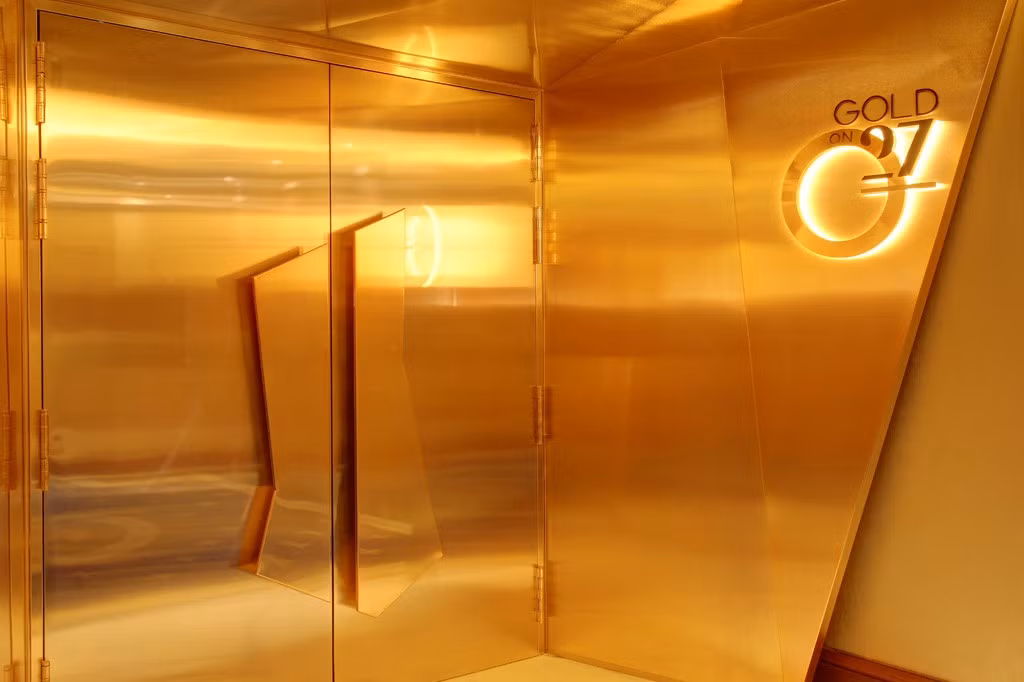 Đáng chú ý nhất là nhà hàng Gold On 27 (nằm trong khách sạn) với toàn bộ nội thất được dát vàng sáng bóng.