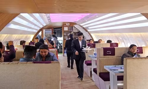 50 nhân viên phục vụ khách mặc trang phục như tiếp viên hàng không và phi hành đoàn để phù hợp với chủ đề máy bay.