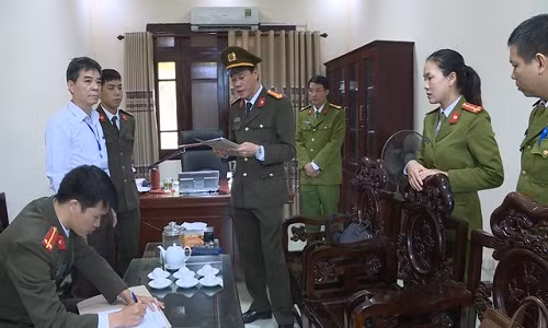 CQĐT Công an tỉnh Sơn La đọc lệnh bắt PGĐ Sở Tài chính Trương Tuấn Dũng vào ngày 16/11/2017