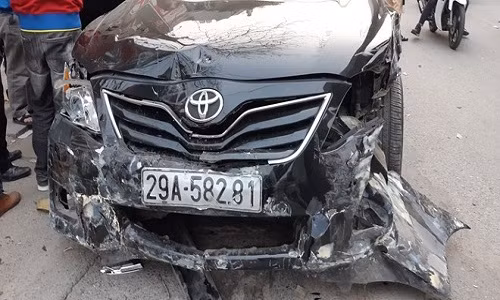 Đầu xe bị vỡ nát