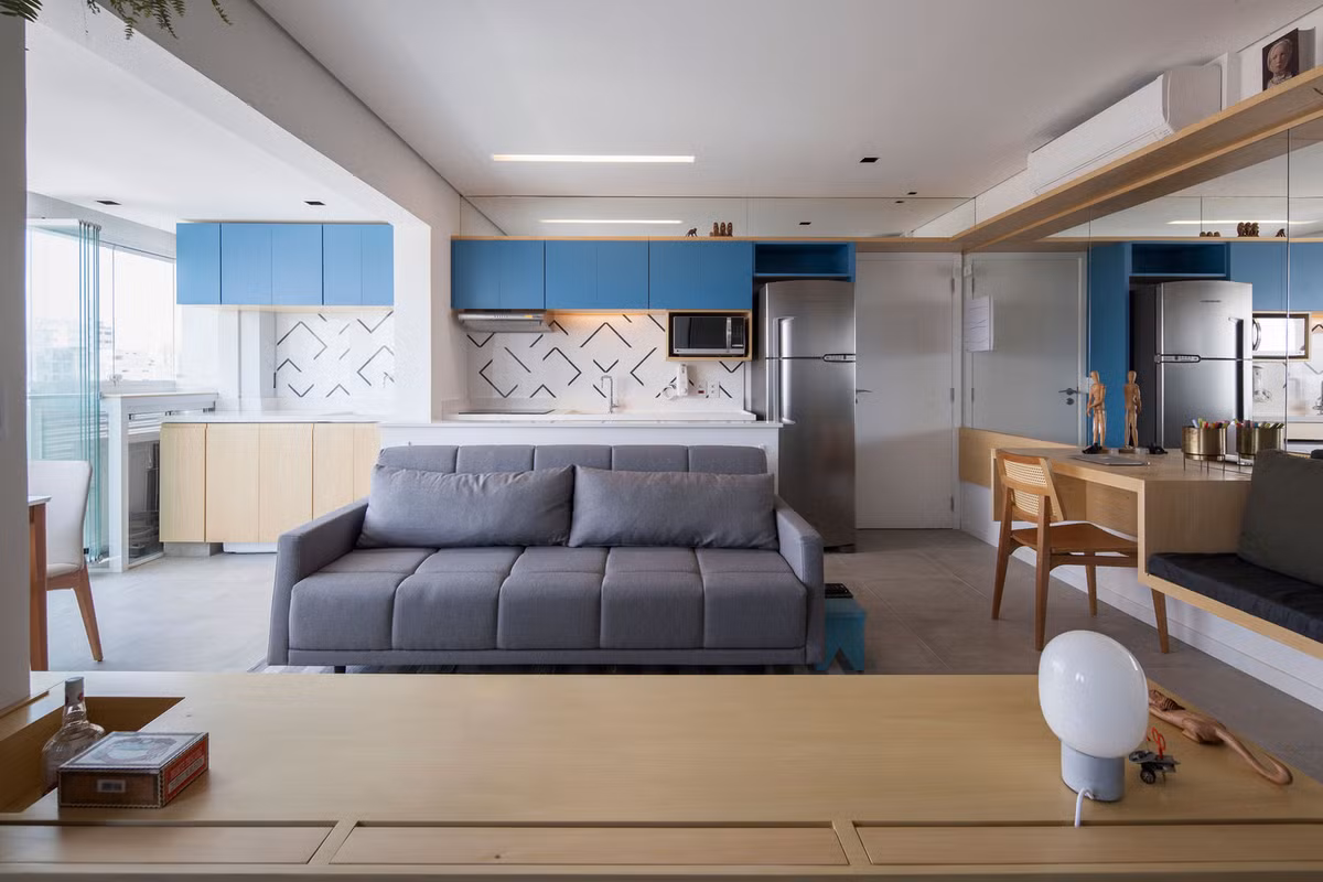 Bức tường đối diện được tạo thành từ một loạt các cửa mở ra để lộ phòng ngủ và phòng tắm.