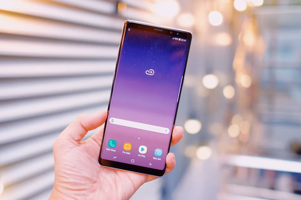 Ngôn ngữ thiết kế của Galaxy Note 8 khá tương đồng với Galaxy S8 nhưng được bổ sung vẻ góc cạnh của thế hệ Note tiền nhiệm. Cách sắp xếp chi tiết của máy không có gì thay đổi: cạnh trái là phím tăng giảm âm lượng và kích hoạt nhanh Bixby; cạnh phải chỉ chứa phím nguồn; cạnh dưới gồm khe cắm bút S-Pen, cổng USB-C, mic thu âm và giắc âm thanh 3,5 mm. Ảnh: Duy Tín.