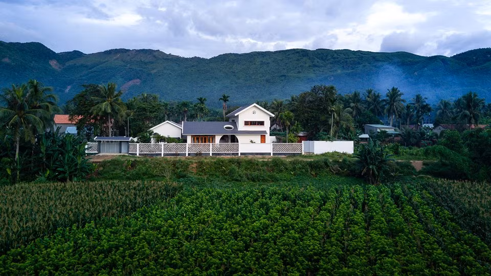 Khác với những công trình xung quanh, ngôi nhà khiến nhiều người tưởng như một resort với không gian yên bình nhưng đầy đủ tiện nghi.