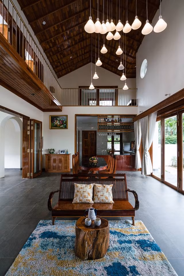 Bức tường kính lớn vừa giúp gia chủ dễ quan sát vừa là cách kết nối bên trong với bên ngoài.