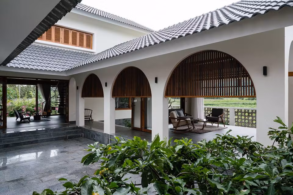 Hành lang đi lại trong nhà ấn tượng với loạt cửa vòm nối tiếp nhau.