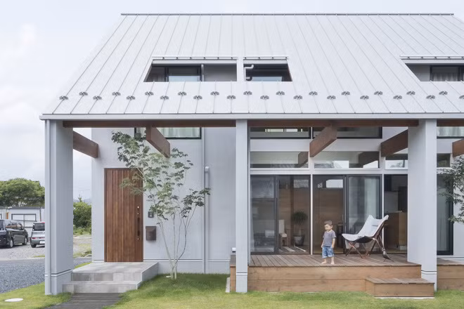 Bên ngoài ngôi nhà 2 tầng nhỏ xinh là thảm cỏ xanh mát. Nguồn ảnh: Archdaily.