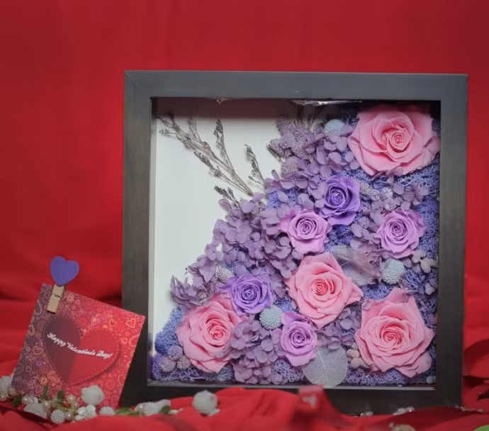 Những hộp hoa như thế này có giá gần 2 triệu đồng. Ảnh: Baogiaothong.