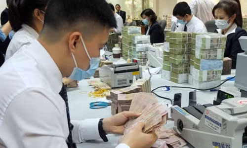 Nhiều người cho biết lương cao nhưng làm ngân hàng phải chịu những áp lực rất lớn. Ảnh minh họa: Thanh Lan.