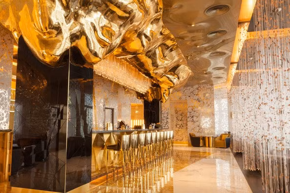 Quầy bar xa hoa mạ vàng xa xỉ.