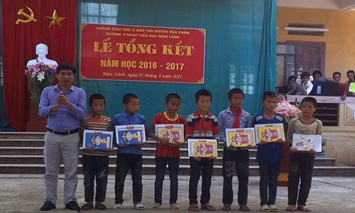 Thầy Trần Thanh Sơn - Hiệu trưởng trường Phổ thông Dân tộc bán trú Tiểu học Nậm Lành trao phần thưởng cho học sinh. Ảnh: NVCC.