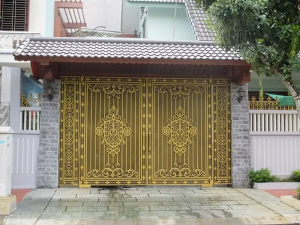 Hoa văn phong cách châu Âu góp phần điểm thêm cho ngôi thiệt thự trở nên hoành tráng và sang trọng. Ảnh: Congnhomducvn.