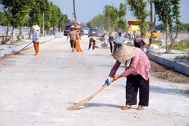 Dưới thời tiết nắng gắt, nhiều người dân tiến hành quét dọn vệ sinh những khu vực đã hoàn thành thi công.