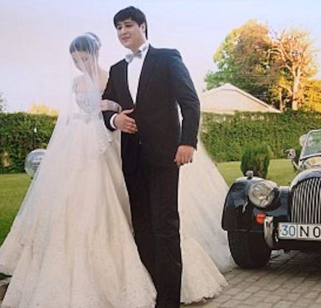 Cô kết hôn với Babur Usmanov, cháu trai của ông trùm hầm mỏ Alisher Usmanov – cổ đông lớn thứ 2 của câu lạc bộ Arsenal.