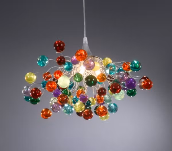 Các loại đèn chùm handmade từ nhiều chất liệu như thủy tinh, gỗ, giấy, hoa giả rất bắt mắt và độc đáo. Ảnh: Decorreport.