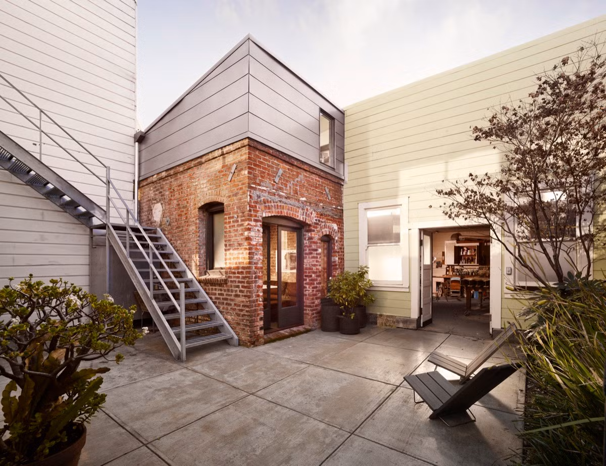 Tọa lạc tại San Francisco (Mỹ), ngôi nhà gạch vẻn vẹn 15m2 được nhiều tạp chí kiến trúc hết lời ca ngợi.