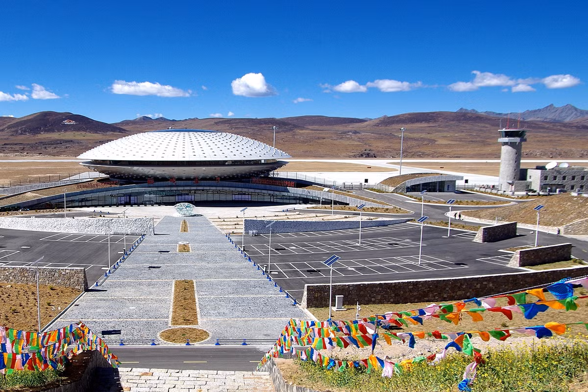 Sân bay cao nhất thế giới Daocheng Yading có tổng chi phí đầu tư 1,58 tỷ nhân dân tệ (tương đương 255 triệu USD). Ảnh: Telenews.