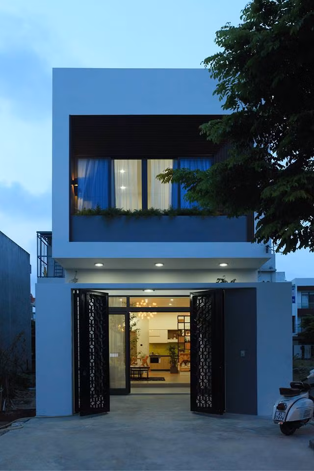 Nằm tại Nam Xuân Hòa (Cẩm Lệ, Đà Nẵng) ngôi nhà phố 2 tầng mang tên Oliu House là công trình thiết kế của nhóm kiến trúc sư M-Design.