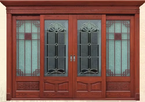 Một sự kết hợp hiện đại khi cửa gỗ và kính kết hợp với nhau. Ảnh: XaydungHCM.
