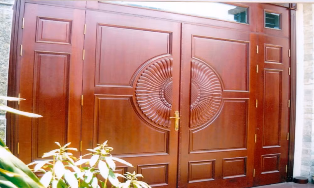Thiết kế cửa gỗ cầu kỳ mang đến vẻ đẹp đẳng cấp. Ảnh: Zava Furniture.
