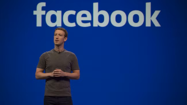 Đồng sáng lập và CEO Facebook Mark Zuckerberg lần đầu tiên vào danh sách tỷ phú Forbes vào năm 2008, nhờ sự đóng góp đáng kể của ông với mạng xã hội Facebook lập nên bốn năm trước đó. Hiện, tỷ phú Mark Zuckerberg đang sở hữu 66,3 tỷ USD. Ảnh: CNN.