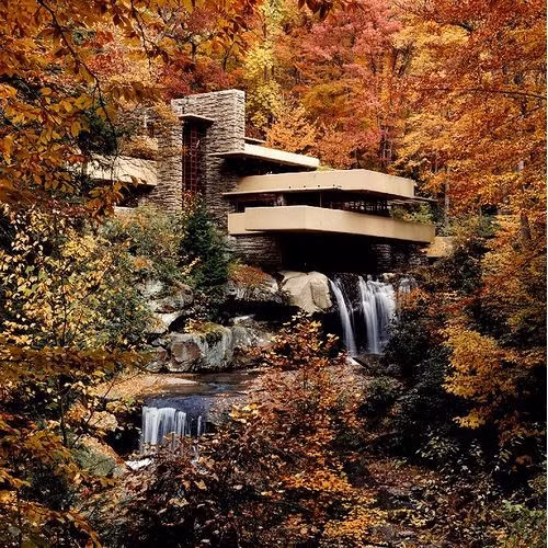 Tọa lạc trên dòng thác Bear Run, bang Pennsylvania (Mỹ), biệt thự Fallingwater được coi là một trong những công trình xây dựng đẹp nhất mọi thời đại của kiến trúc Mỹ.