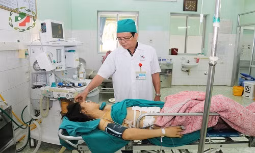 Các Bác sỹ đã khâu cầm máu lỗ thủng ở động mạch chủ bụng