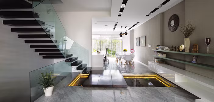 Thay vì vách ngăn truyền thống, kiến trúc sư sử dụng chiếc cầu gỗ nối giữa phòng khách và bếp.