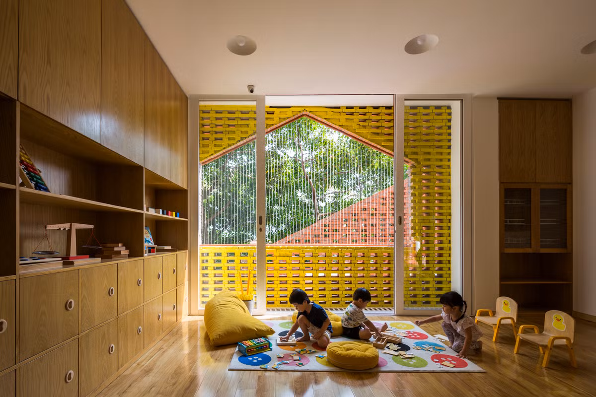 Thiết kế này còn giúp tăng cường nhận thức cho trẻ về đặc tính không gian, kích thích sự tự do sáng tạo.