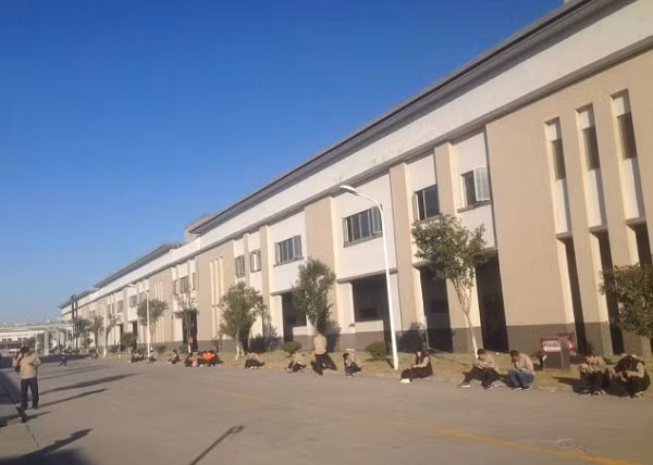Nhân viên tranh thủ thời gian để nghỉ ngơi, hít thở bầu không khí trong lành.