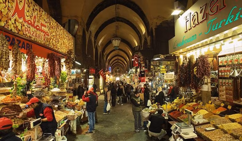 Khu chợ Spice Bazaar tại Istanbul (Thổ Nhĩ Kỳ) là một thiên đường ẩm thực nổi tiếng từ những năm 60 của thế kỷ trước với trái cây khô, hương liệu, các loại hạt, gia vị, dầu ô liu cũng như các loại tinh dầu chất lượng. Ảnh: Istanbul Tour Studio.