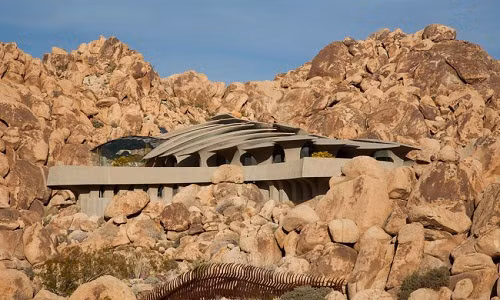 Nằm trên sườn núi đá ở sa mạc Californian (Mỹ), căn biệt thự như bộ khung xương khổng lồ là công trình của của kiến trúc sư Kendrick Bang Kellogg.