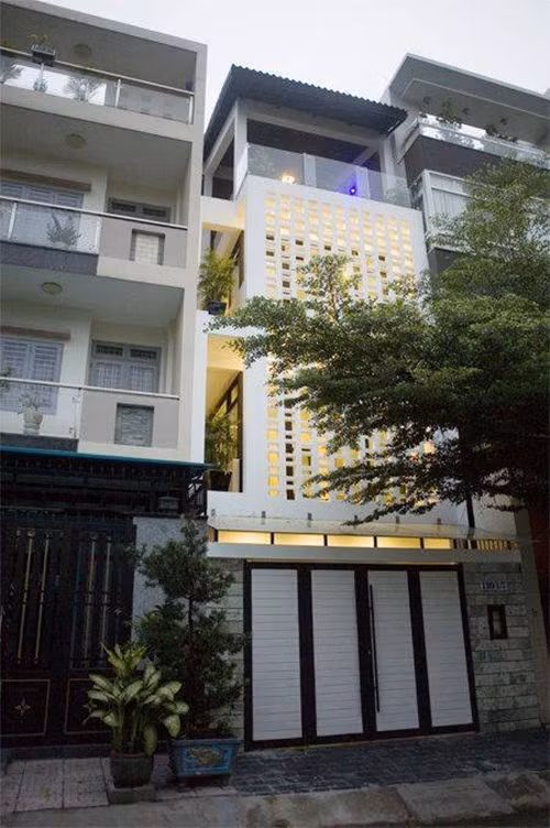 Bức tường trước nhà là các ô đặc rỗng xen kẽ giúp chắn ánh nắng hướng Tây. Ảnh: Xaynhacucre.