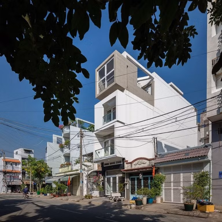 Mặc dù chiều rộng hạn chế nhưng thiết kế đã tận dụng tốt chiều cao để tạo ra nhiều không gian 4 tầng. Ảnh: Xaynhasaigon.