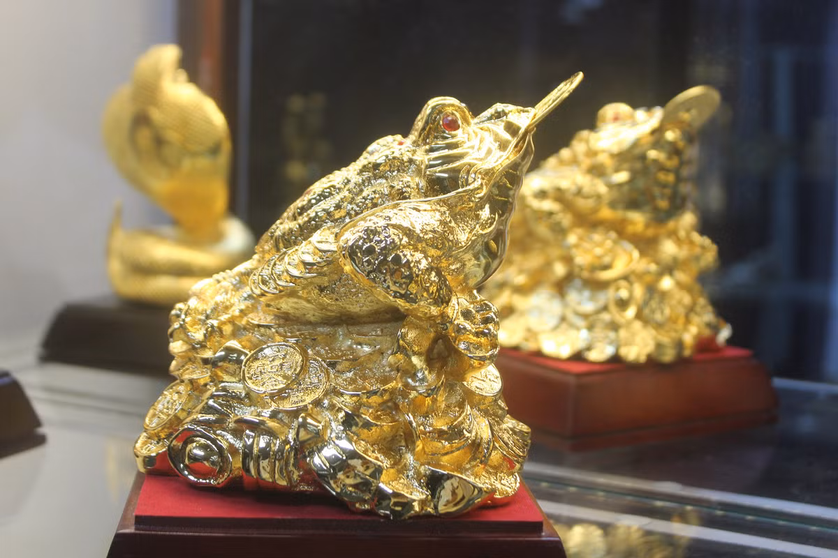 Con cóc ngậm đồng tiền mang 3 ý nghĩa chính trong phong thủy là: may mắn, tài lộc và bình an. Ảnh: Dodongquatang.