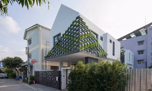 Nằm tại tỉnh Samut Prakan (Thái Lan), ngôi nhà mang tên I-House nổi bật giữa khu phố với hệ thống vườn treo độc đáo bên ngoài.